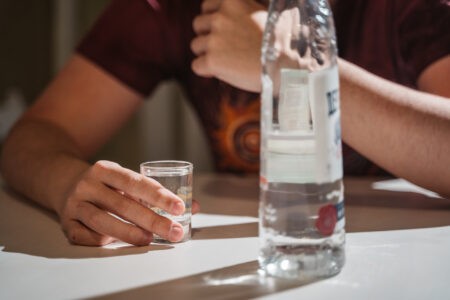 Житель Твери почти сутки распивал спиртное у трупа своего знакомого Житель Твери почти сутки распивал спиртное у трупа своего знакомого