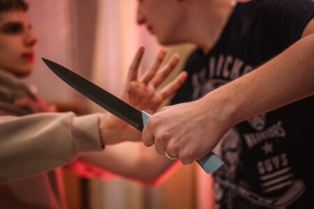 В Тверской области мужчина с ножом не выпускал из квартиры собутыльника