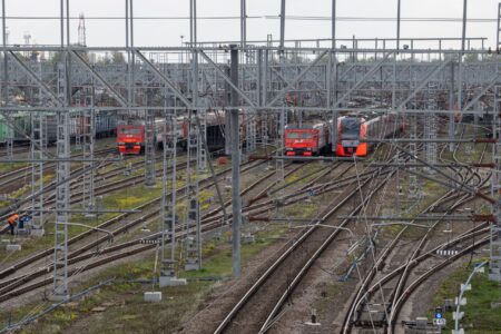 Мужчина погиб под колёсами поезда в Твери