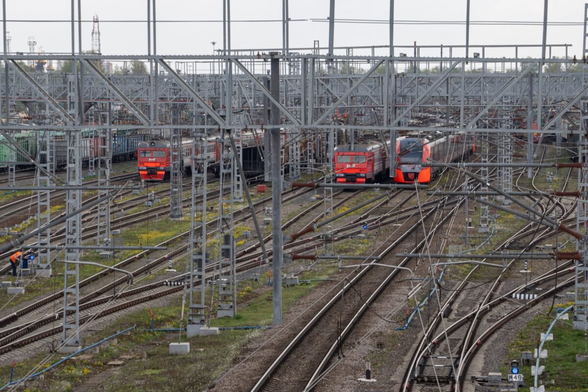 Мужчина погиб под колёсами поезда в Твери