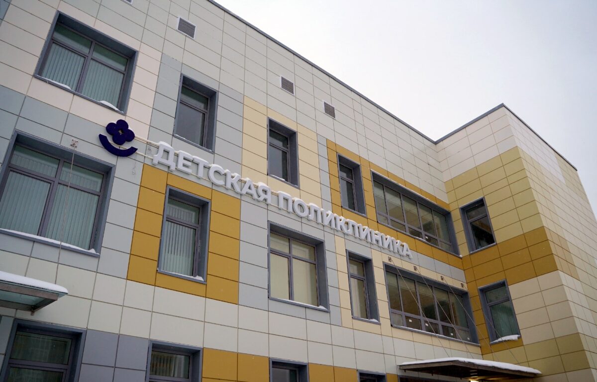 Игорь Руденя проинспектировал строительство детской поликлиники и крытого футбольного манежа в Твери