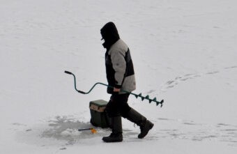 Спасатели напомнили жителям Тверской области о правилах поведения на льду