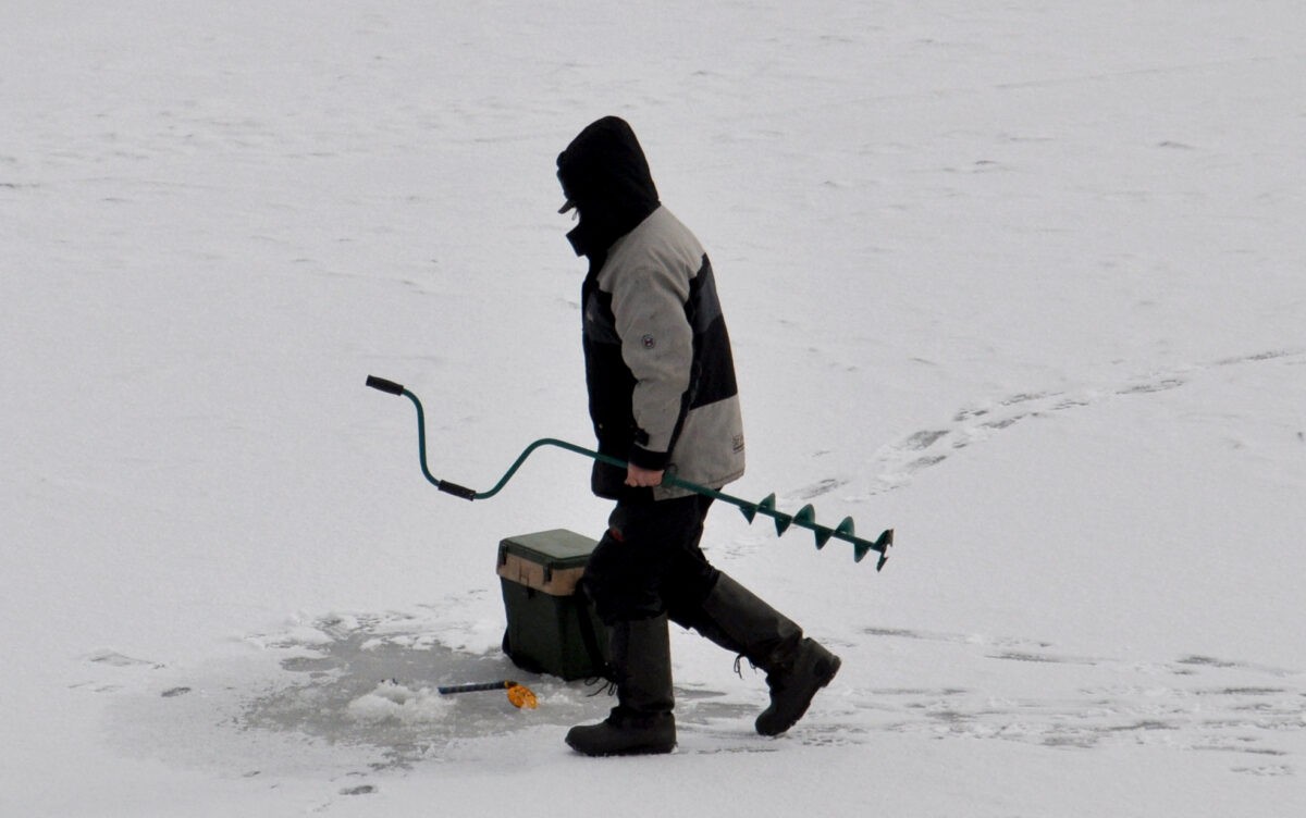 Спасатели напомнили жителям Тверской области о правилах поведения на льду