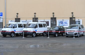 Игорь Руденя вручил почётный знак «Слава матери» и сертификаты на автомобили многодетным семьям Тверской области