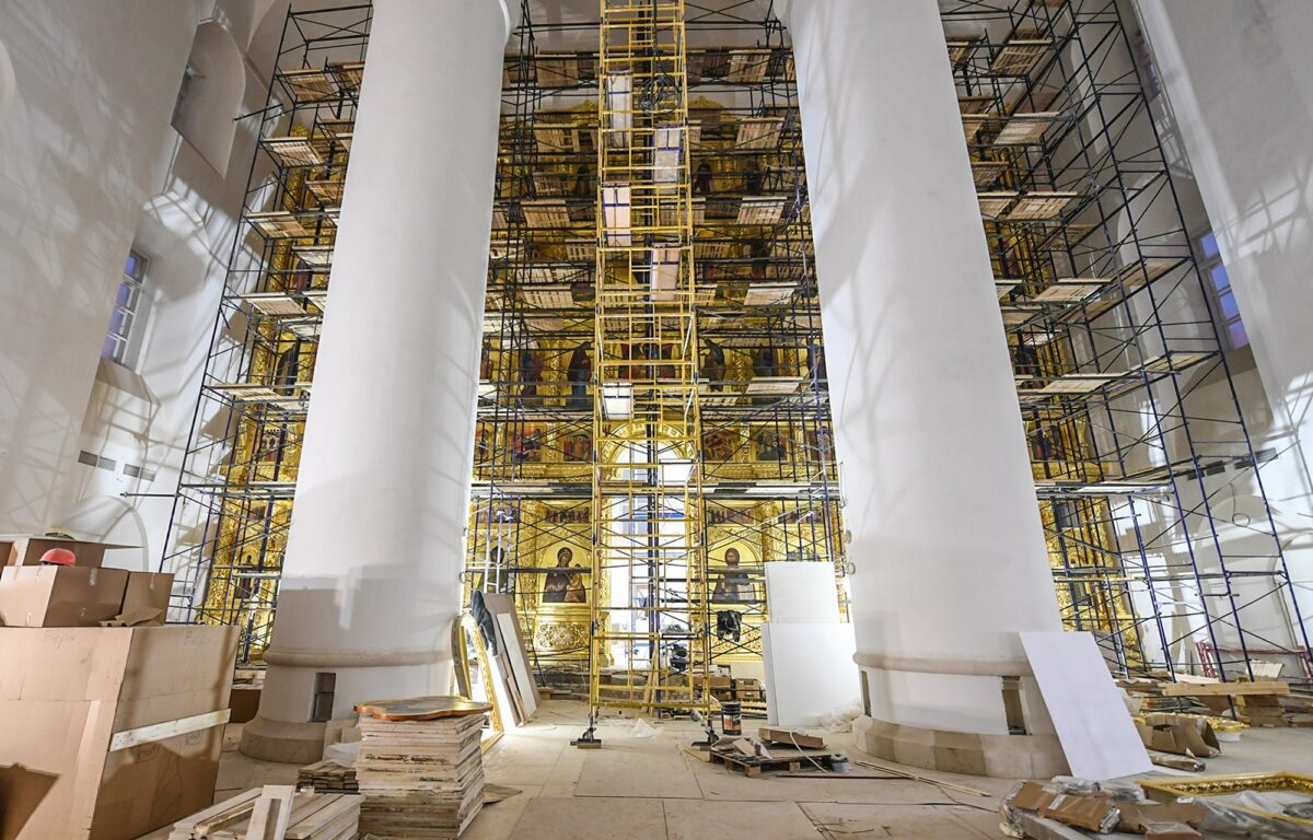 В Спасо-Преображенском соборе Твери завершается монтаж иконостаса