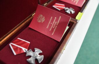 Губернатор Игорь Руденя передал государственные награды семьям героев специальной военной операции Губернатор Игорь Руденя передал государственные награды семьям героев специальной военной операции