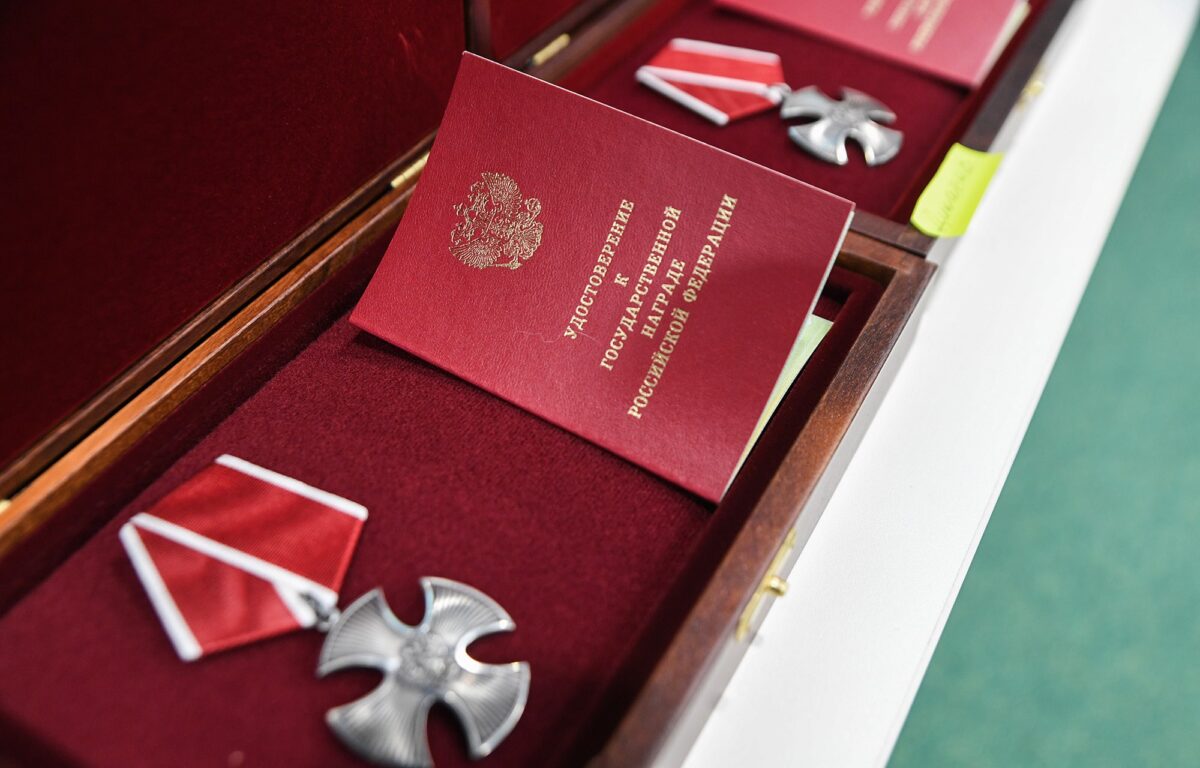 Губернатор Игорь Руденя передал государственные награды семьям героев специальной военной операции