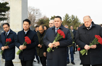 Игорь Руденя и делегация Верхневолжья в Китае почтили память красноармейцев-освободителей города
