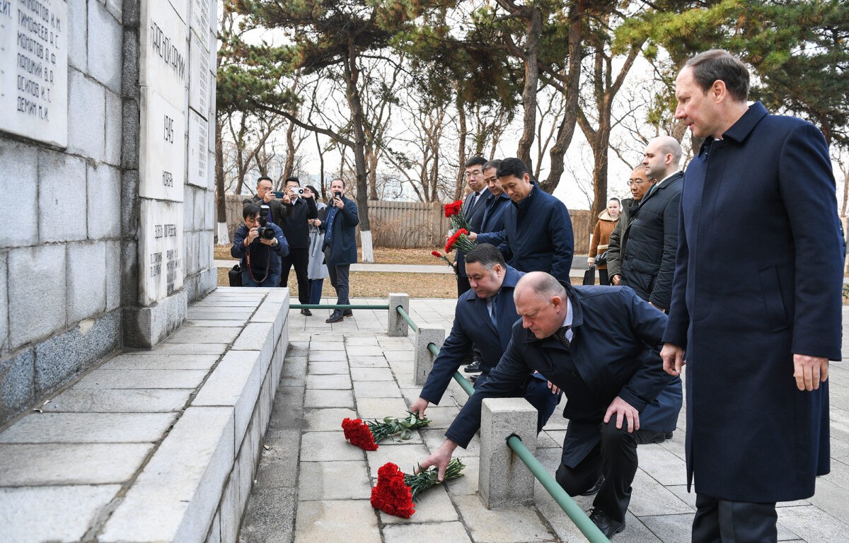 Игорь Руденя и делегация Верхневолжья в Китае почтили память красноармейцев-освободителей города
