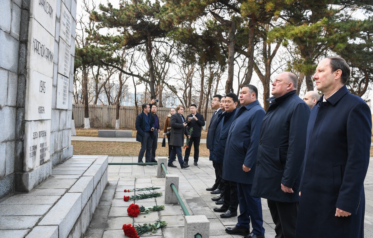 Игорь Руденя и делегация Верхневолжья в Китае почтили память красноармейцев-освободителей города