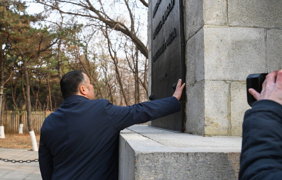 Игорь Руденя и делегация Верхневолжья в Китае почтили память красноармейцев-освободителей города