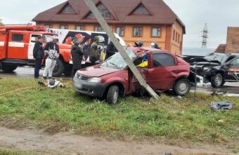 В Тверской области водителя легковушки зажало в машине после ДТП В Тверской области водителя легковушки зажало в машине после ДТП