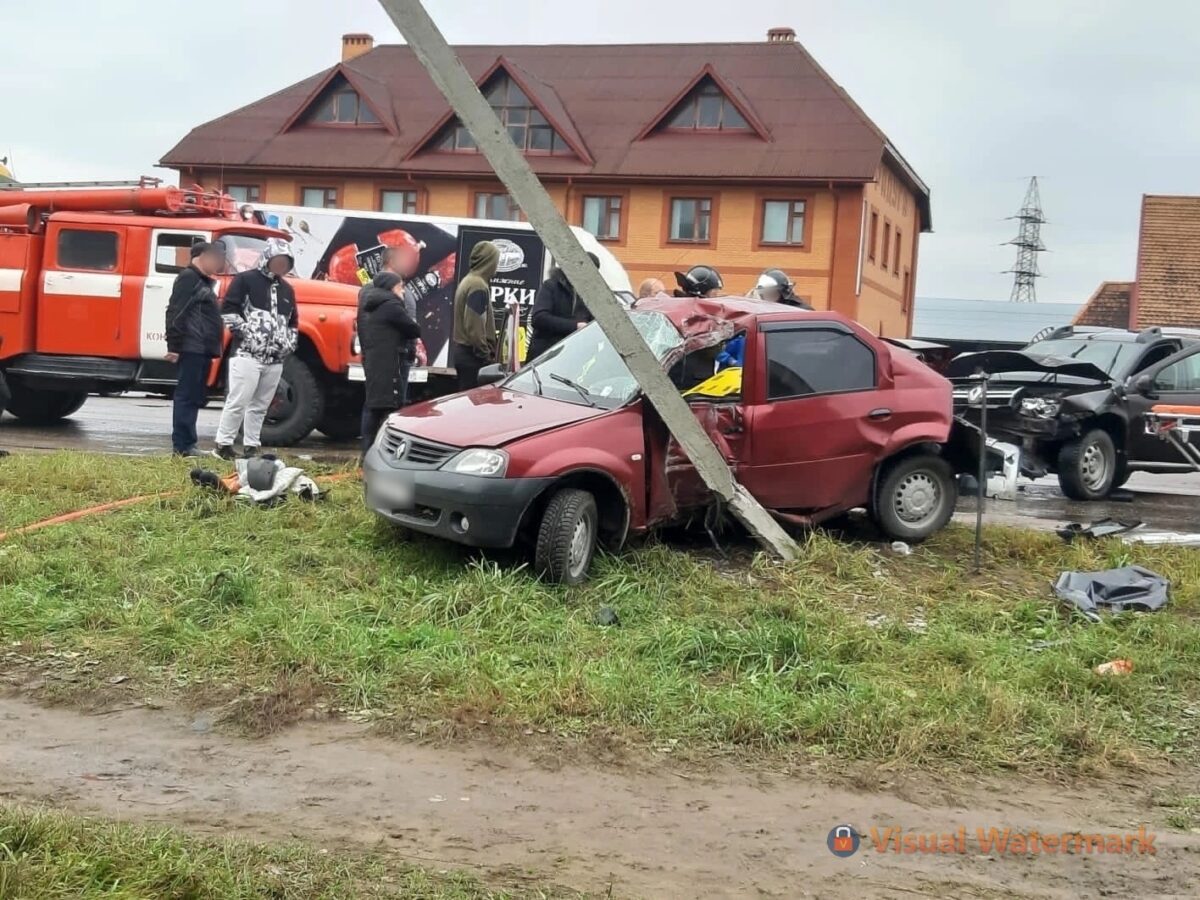 В Тверской области водителя легковушки зажало в машине после ДТП