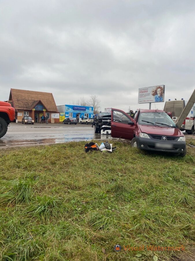 В Тверской области водителя легковушки зажало в машине после ДТП