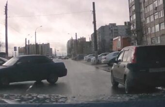 Спорное ДТП с двумя легковушками в Твери попало на видео Спорное ДТП с двумя легковушками в Твери попало на видео