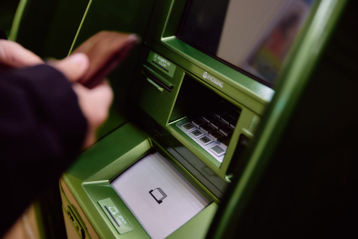 Пожилая жительница Тверской области чуть не отдала мошенникам больше 300 тысяч рублей