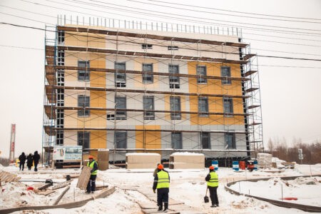 Губернатор проинспектировал в Твери и Торжке строительство школ и поликлиник