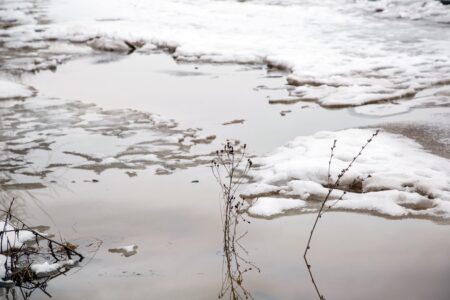 Автомобиль с людьми провалился под лёд на реке в Тверской области