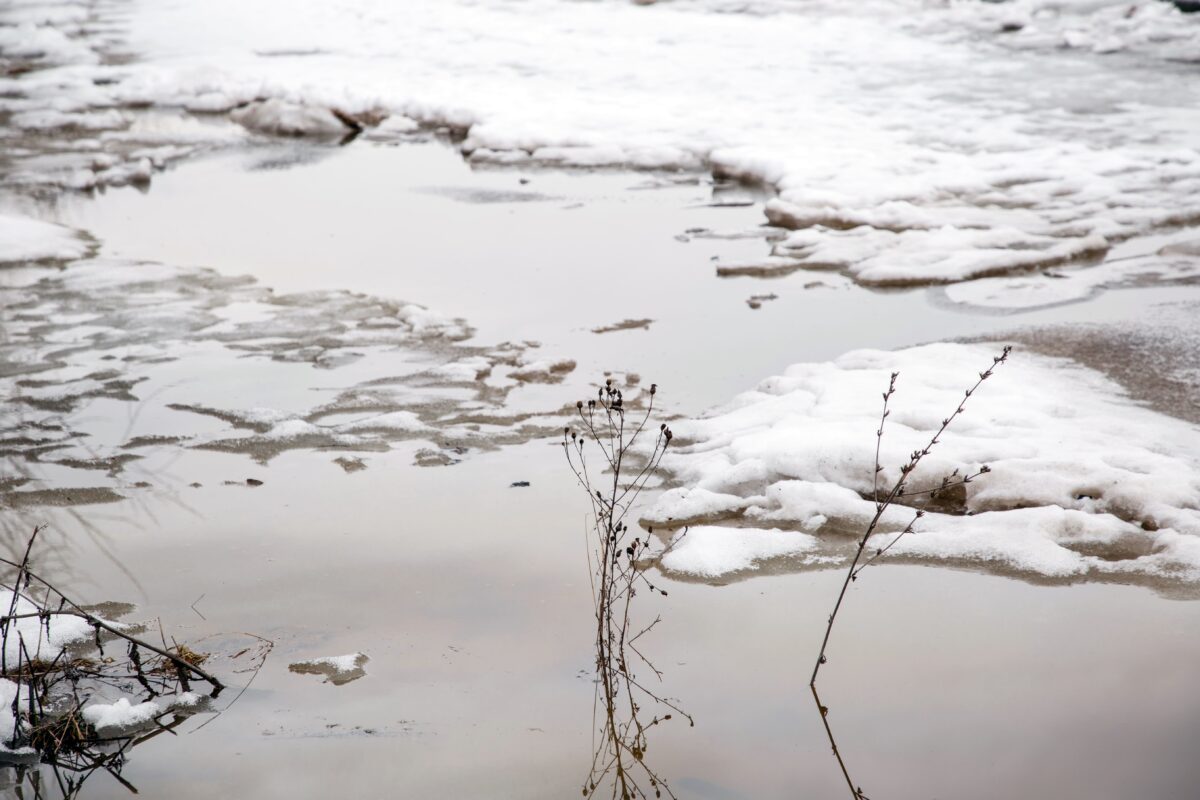 Автомобиль с людьми провалился под лёд на реке в Тверской области