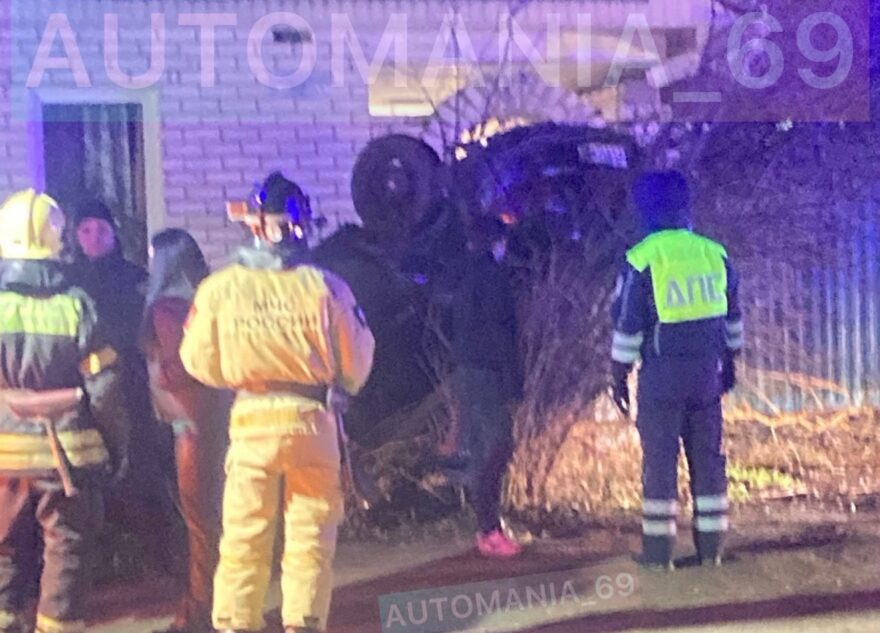 В Тверской области автомобиль "влетел" в дом у дороги