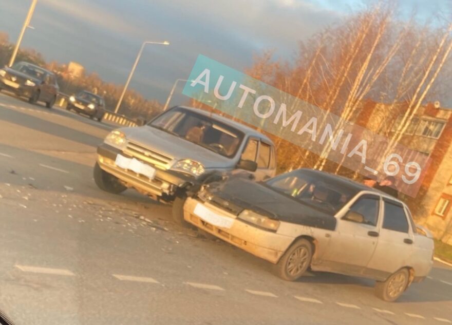 В Тверской области на закате столкнулись две легковушки