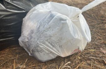 Жители Тверской области выкидывают у дороги мертвых животных в мешках