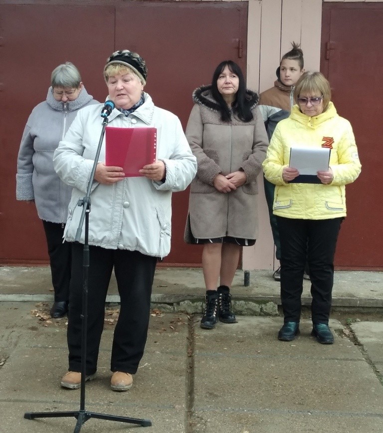 В Тверской области мать и сын открыли мемориальную доску в память об Антоне Молодцове