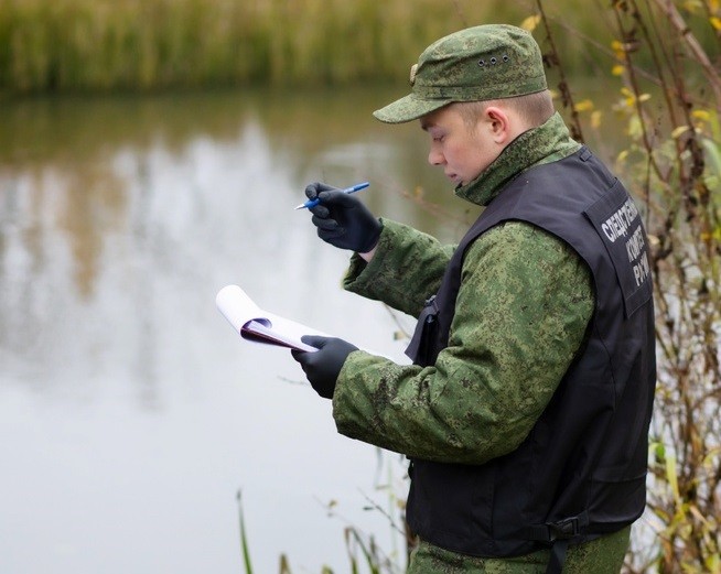 В Тверской области выясняют обстоятельства гибели мужчины, тело которого нашли в пруду