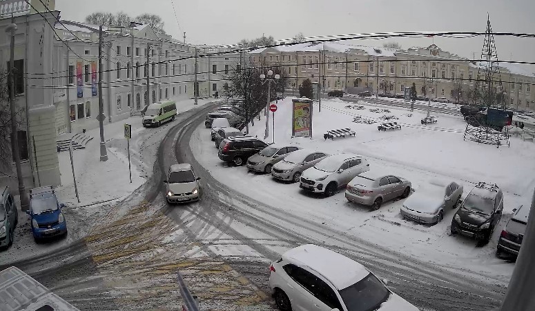 В центре Твери началась установка главной новогодней елки