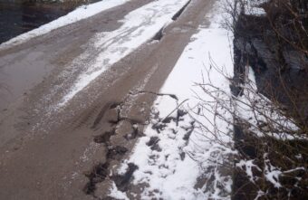 В деревне Тверской области вот-вот рухнет мост к «цивилизации»