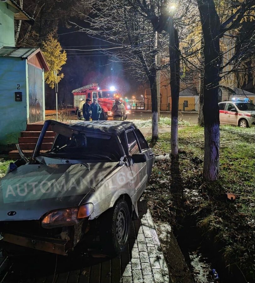 В Тверской области легковушка на бешеной скорости влетела в здание