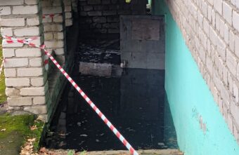 Жители дома в Тверской области сутки сидят без света из-за затопленного подвала