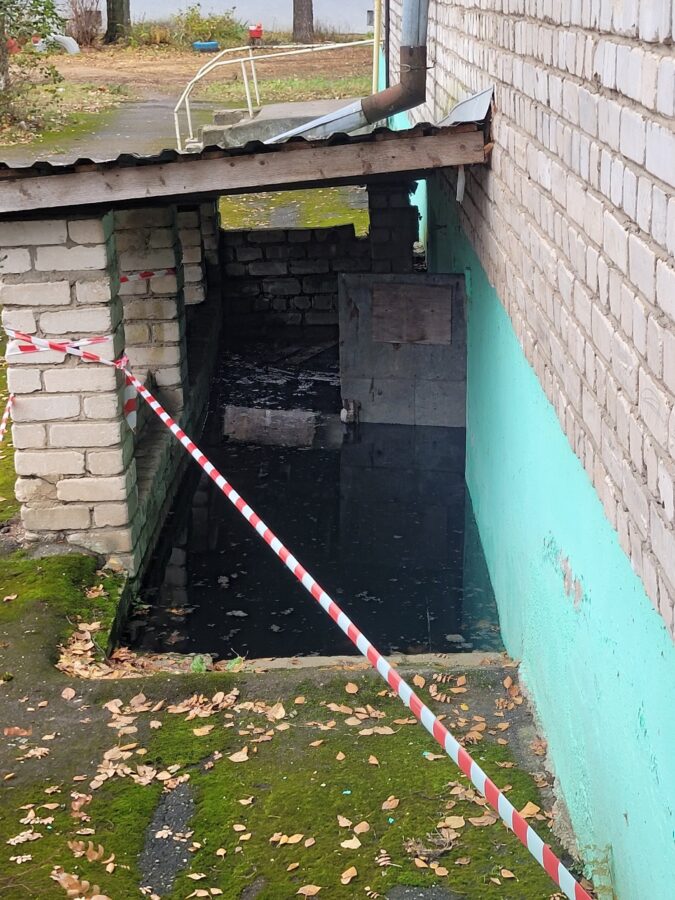 Жители дома в Тверской области сутки сидят без света из-за затопленного подвала Жители дома в Тверской области сутки сидят без света из-за затопленного подвала