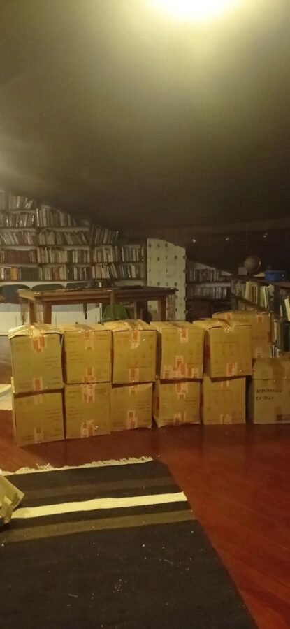 Неизвестный мужчина подарил книги для сельских библиотек Тверской области