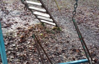 В Тверской области вандалы разгромили детскую площадку В Тверской области вандалы разгромили детскую площадку