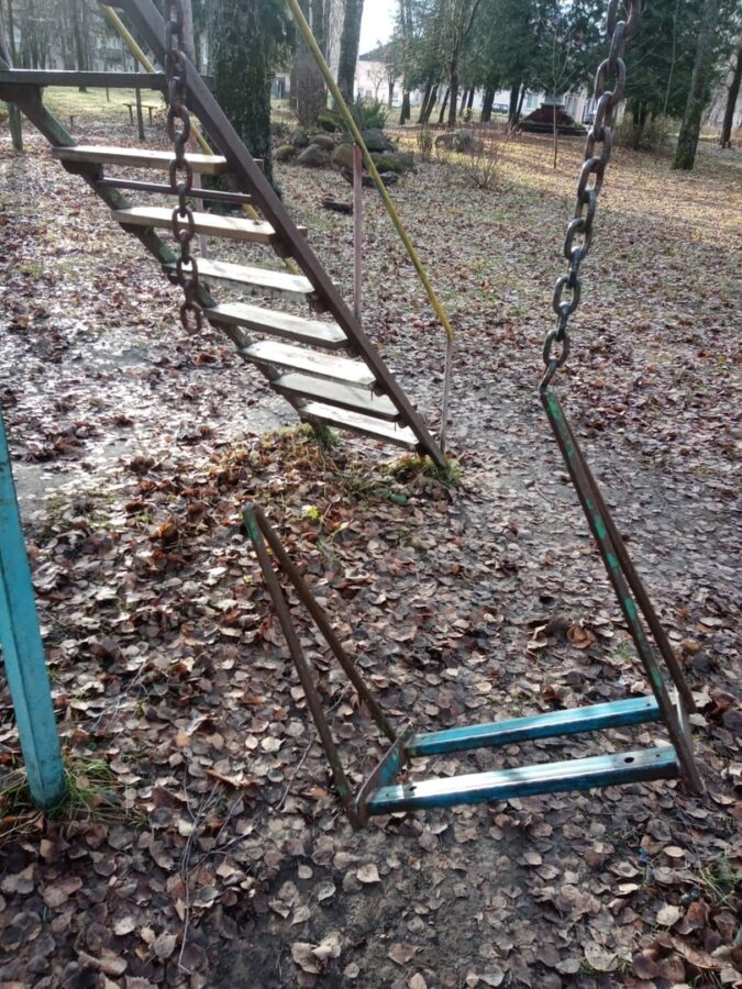 В Тверской области вандалы разгромили детскую площадку