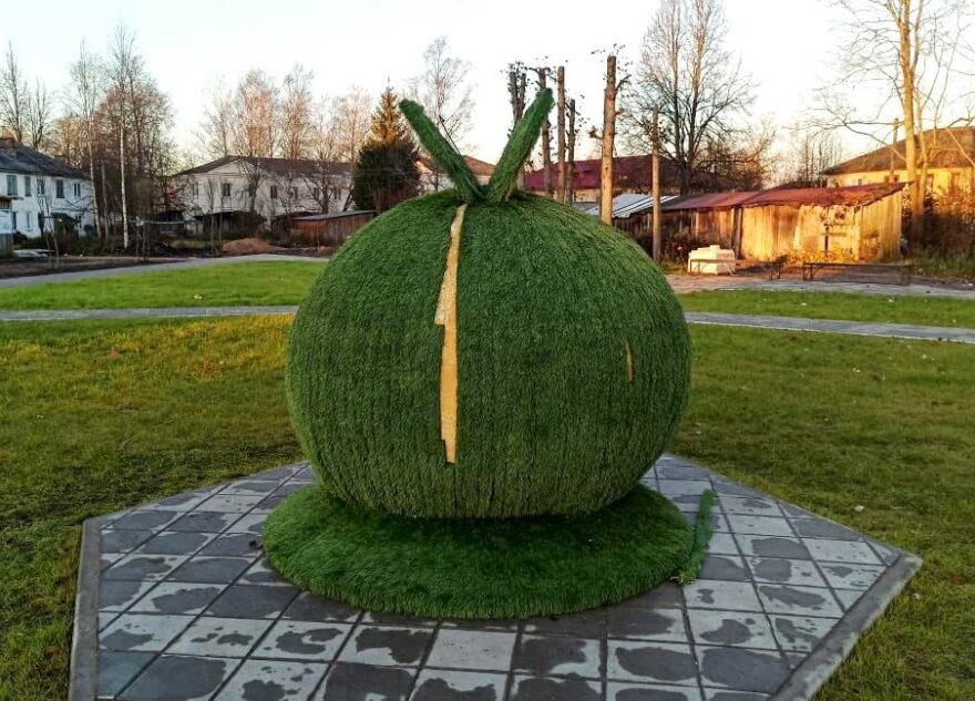 Вандалы «отгрызли» кусок яблока в Тверской области