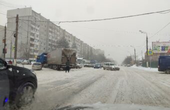 В Твери фура заблокировала дорогу