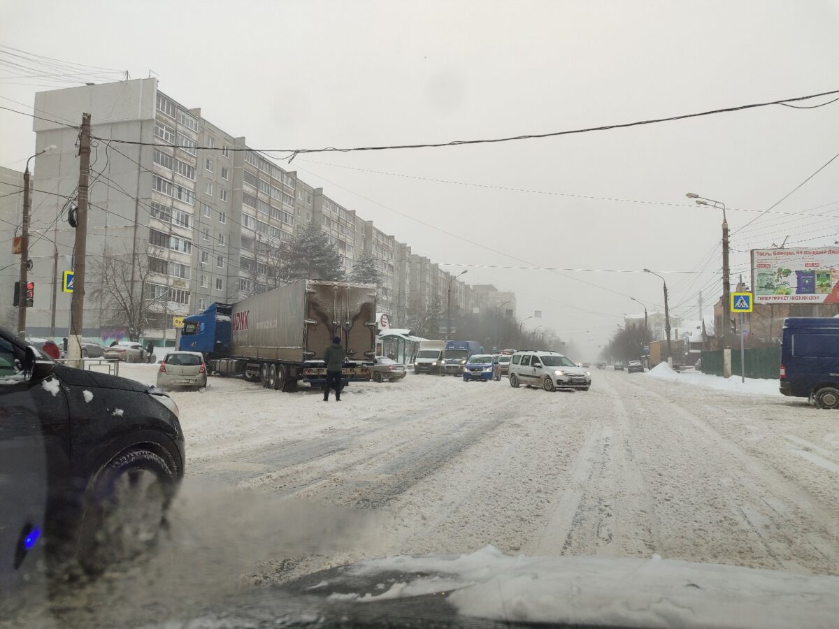 В Твери фура заблокировала дорогу | ТОП Тверь новости