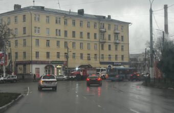 Из дома в спальном районе Твери эвакуировали взрослых и ребенка