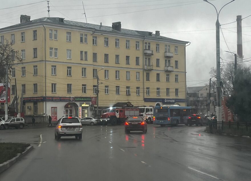Из дома в спальном районе Твери эвакуировали взрослых и ребенка Из дома в спальном районе Твери эвакуировали взрослых и ребенка