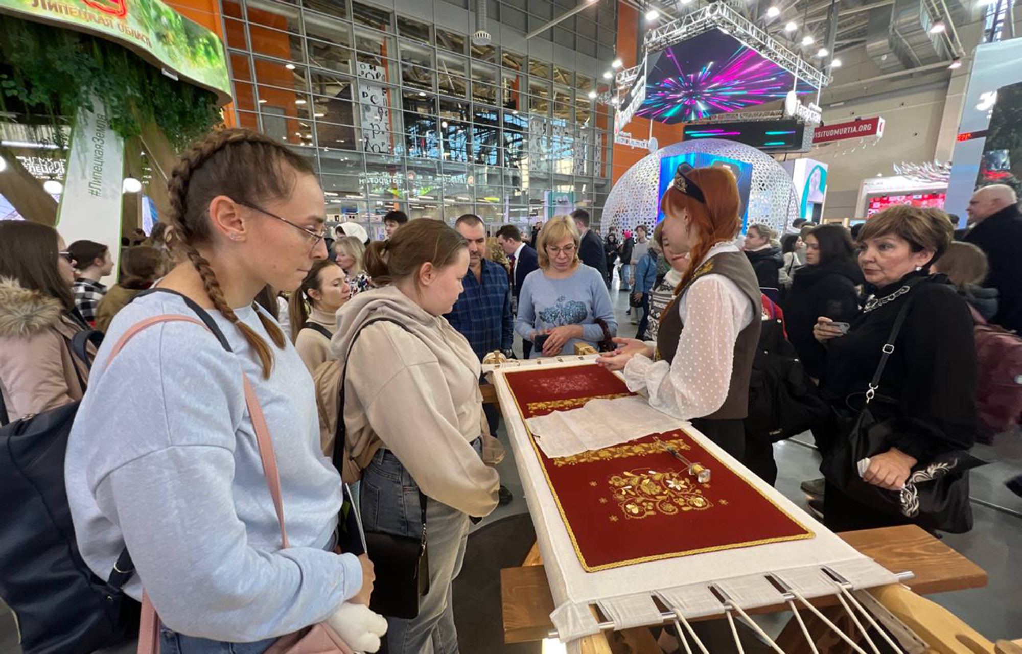 Тверская область удивила гостей «России» тысячелетней вышивкой