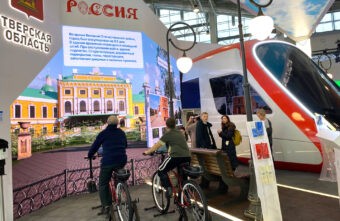 500 человек в день пробуют себя в роли машиниста на стенде Тверской области на ВДНХ