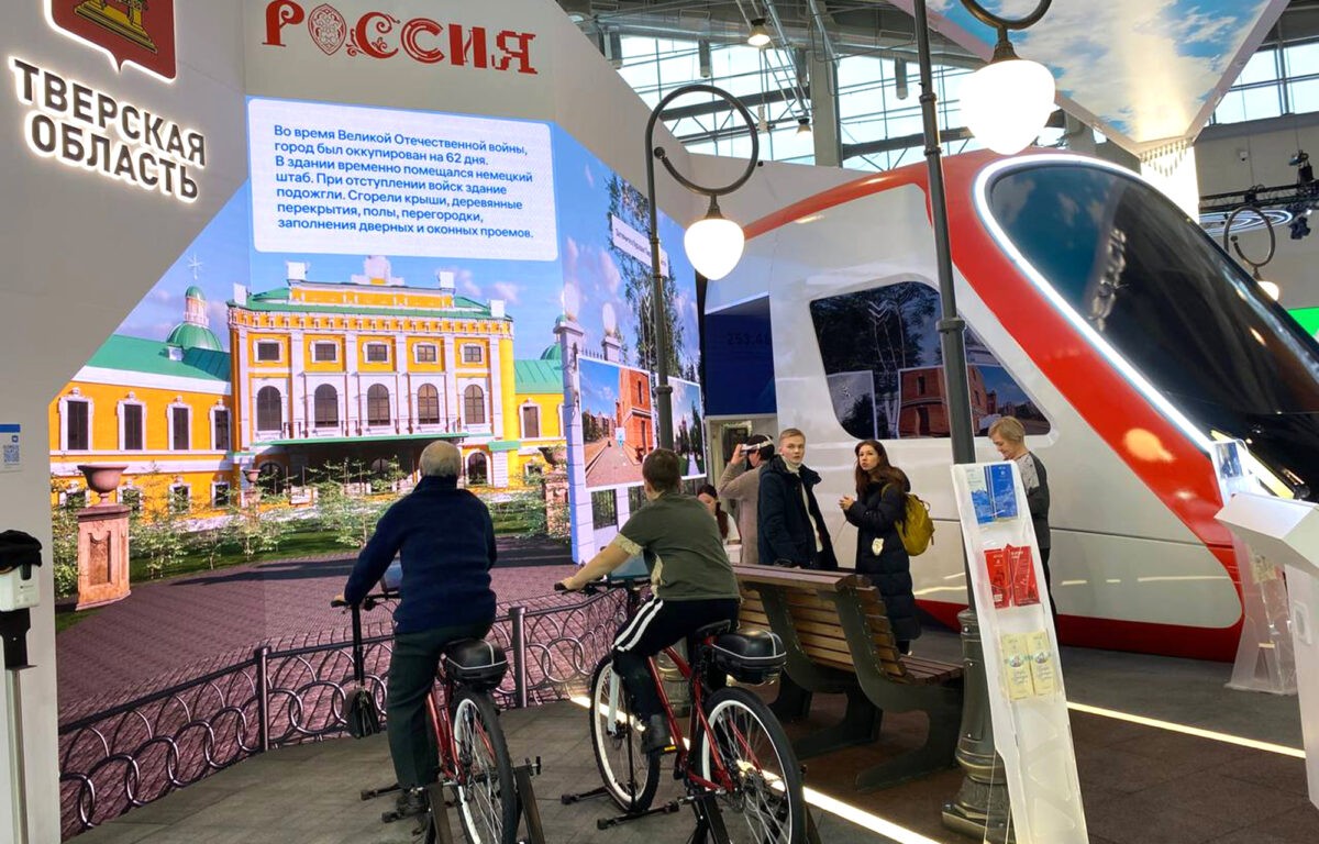 500 человек в день пробуют себя в роли машиниста на стенде Тверской области на ВДНХ 500 человек в день пробуют себя в роли машиниста на стенде Тверской области на ВДНХ