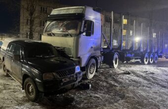 В Твери "Мицубиси" и грузовой "Вольво" не смогли поделить дорогу