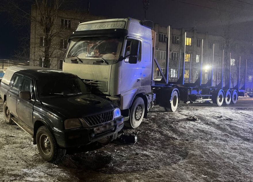 В Твери "Мицубиси" и грузовой "Вольво" не смогли поделить дорогу В Твери "Мицубиси" и грузовой "Вольво" не смогли поделить дорогу
