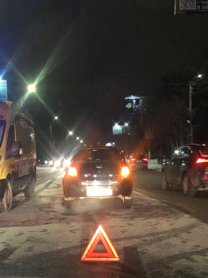 В Твери на проспекте Чайковского автомобиль сбил женщину