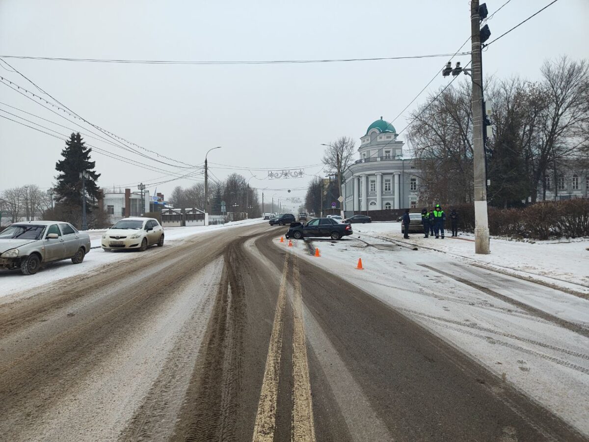 В Твери дорогу не поделили Приора и Мерседес