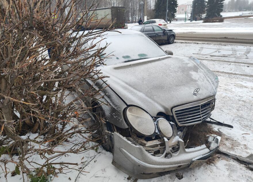 В Твери дорогу не поделили Приора и Мерседес