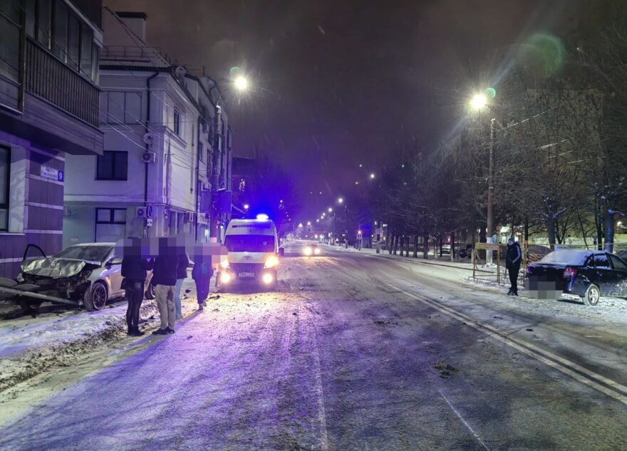 В Твери на Смоленском столкнулись иномарка и отечественный автопром В Твери на Смоленском столкнулись иномарка и отечественный автопром